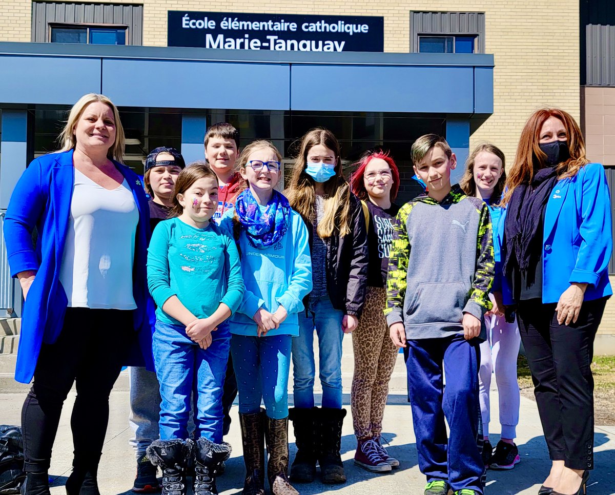 CSDCEO's tweet photo. Le 5 avril dernier, plusieurs dignitaires et élèves du @CSDCEO se sont rassemblés à @eecmarietanguay, pour souligner la Journée mondiale de la sensibilisation à l’autisme. #CSDCEOmission #CSDCEOclimat
Pour plus d'info: https://t.co/9MeoNKGRyx https://t.co/PGJpP28KbC