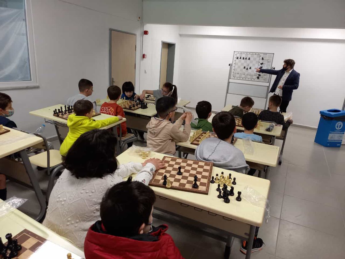 Şile İlçe Gençlik Spor Müdürümüzün çalışmalarıyla Şile halk eğitimden destek alarak tesislerde çok güzel bir çalışma başlatmıştır.
Satranca olan katkı ve desteği için çok teşekkür ederiz.