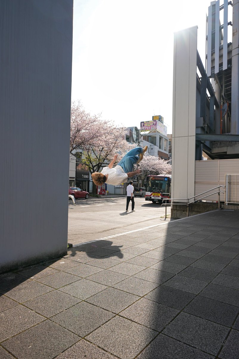 tkafumi's tweet photo. パルクールキッズ達とお花見してきた🌸 https://t.co/gZvRW2dqym