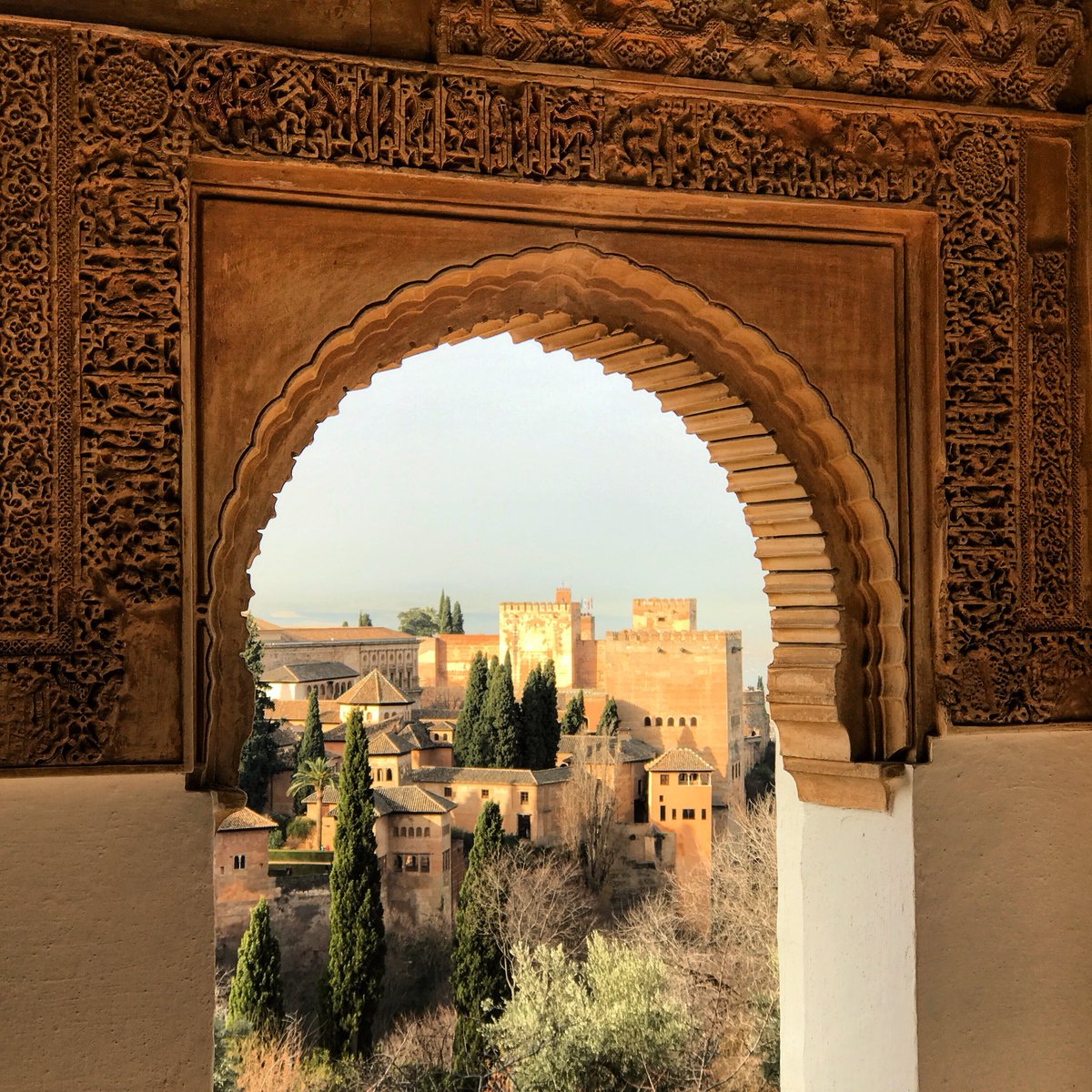 CNTravelerSpain's tweet photo. Somos incapaces de articular palabra cuando estamos ante la Alhambra. Tiene el poder de dejar boquiabiertos a los espectadores curiosos. Granada presume de abundantes encantos, pero la Alhambra siempre será su niña bonita.😍😌 (📸 Photo by Jorge Fernández Salas on Unsplash) https://t.co/VQs1oFTZH0