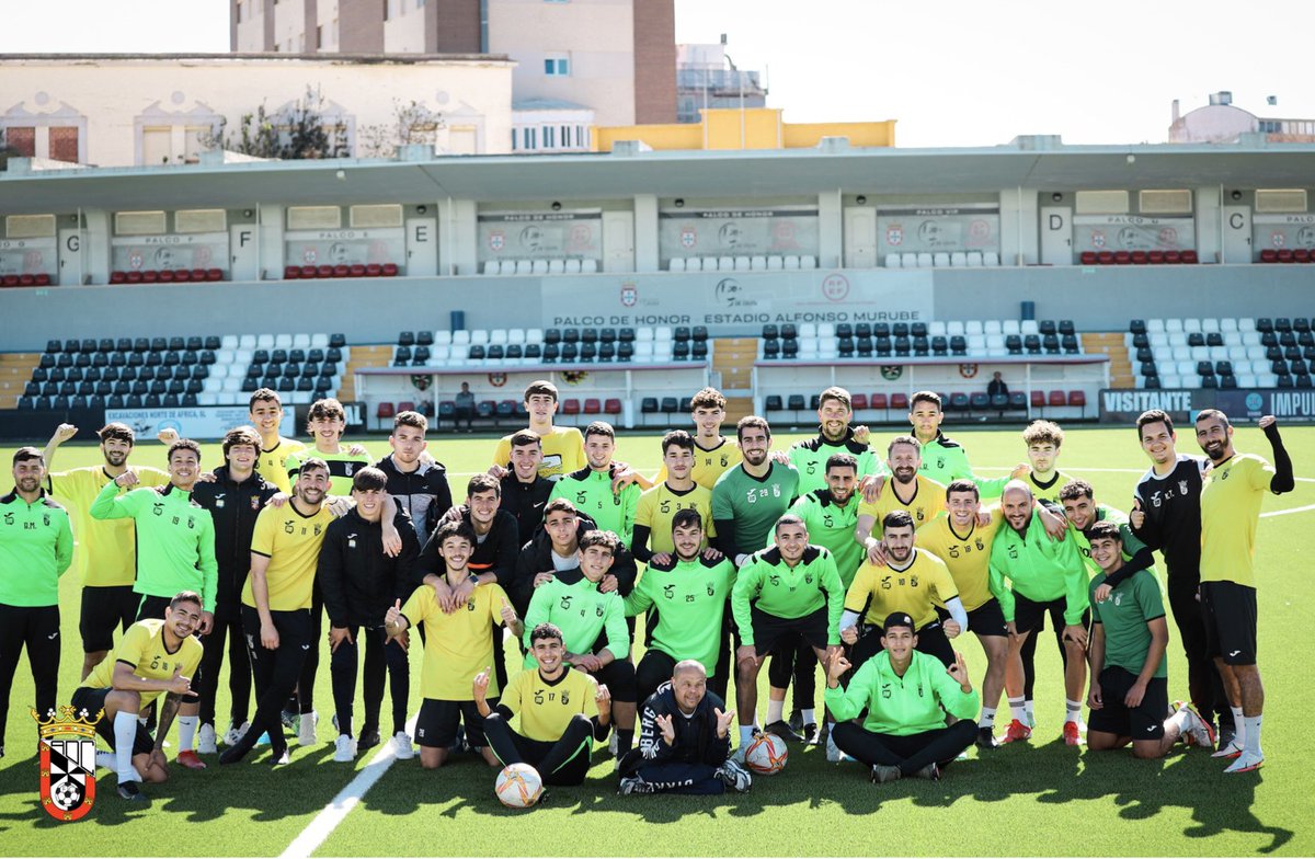 ADCeuta_FC's tweet photo. La plantilla de la AD Ceuta FC “B” al completo, antes de dar comienzo al entrenamiento de esta tarde 🏋️‍♀️

¡Qué gran equipo y qué gran familia habéis creado! 🤍🖤

Estamos orgullosos de vosotros, cachorros 😍

📸 @canon_zaki 

#SiempreADCeutaFC ⚪️⚫️ https://t.co/WB2YZo1Kht