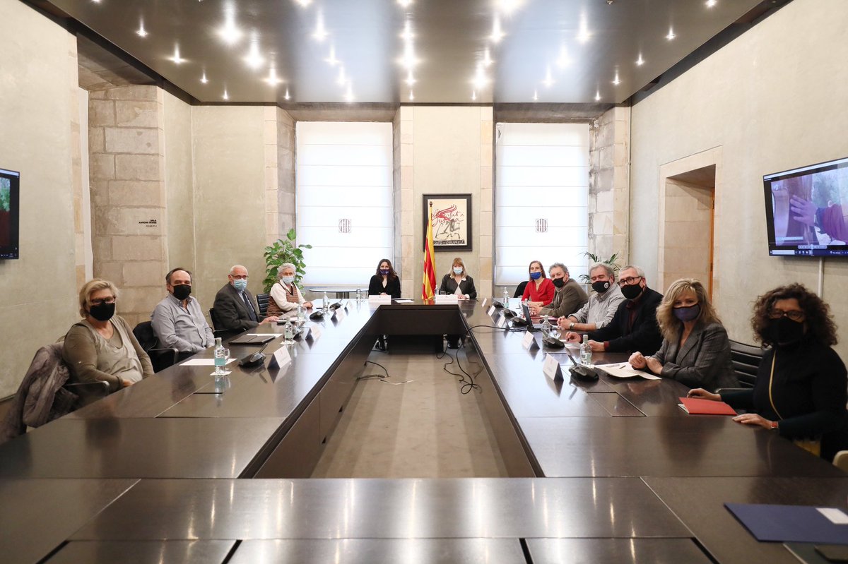 LauraVilagra's tweet photo. Amb la consellera de @cultura_cat, @natalia_garriga, i la directora del Pacte Nacional per la Salut Mental, @magdacas, ens reunim amb @apropacultura per explorar vies de col·laboració en matèries de #SalutMental i #cultura. La cultura ha de ser accessible a tothom i per a tothom. https://t.co/CPQsu2zDdB