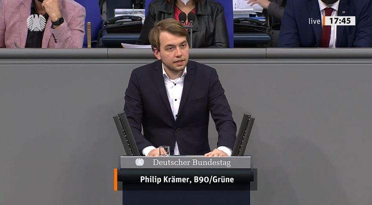 Der Bundestagsabgeordnete Philip Krämer steht am Redepult des Deutschen Bundestags.