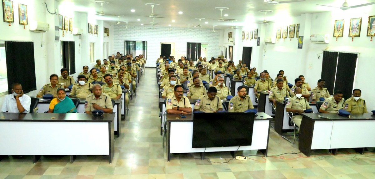 NalgondaCop's tweet photo. **నల్లగొండ జిల్లాలో 117 మంది సివిల్ కానిస్టేబుళ్లుకు హెడ్ కానిస్టేబుళ్లుగా పదోన్నతి* 
**1993, నుండి 2000 సం���త్సరాలకు చెందిన వారికి PC to HC ప్రమోషన్స్*
**పోలీస్ శాఖ గౌరవాన్ని ప��ంచే విదంగా పనిచేయాలి. https://t.co/YbxFMseVqg
