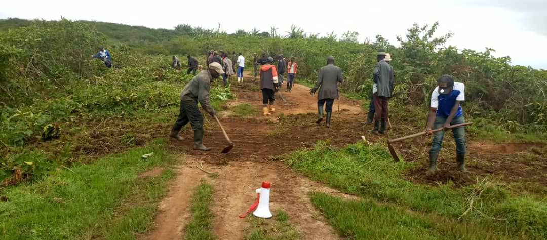 MinembweM's tweet photo. 🔴BIBOKOBOKO: Malgré que l'épée des miliciens  #Mai_Mai pèse sur son cou, la pop civile de #BIBOKOBOKO ne baisse pas les bras. Des travaux communautaires se font régulièrement pour rendre la localité encore vivable après les ravages menés les miliciens #Mai_Mai. @JacquesMugwema https://t.co/1uB2M618n8
