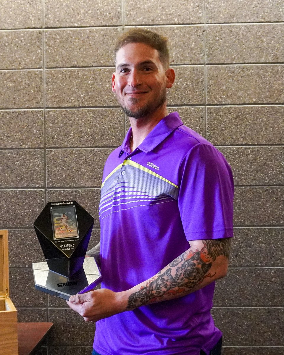 whitesox's tweet photo. Diamond Club is only for players who have earned a Diamond Rating in @MLBTheShow and this year we have three: Yasmani Grandal, Liam Hendriks and Luis Robert! 💎

#MLBTheShow x #22DiamondClub https://t.co/G6WhUVXgvM