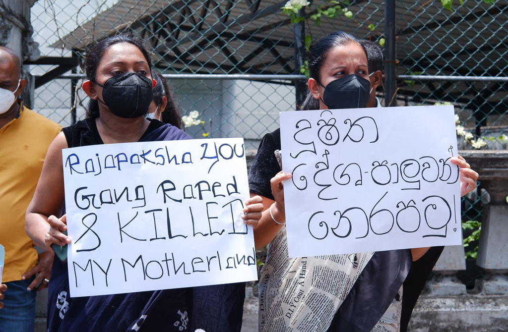 WedabimaL's tweet photo. Lawyers protest in support of the people's struggle..
#GoHomeRajapakshas #BREAKINGNEWS #Economics #පන්නමු #EconomicCrisisLK #GoHomeGota #SriLankaProtests #giveusourmoneyback #SaveSriLanka #SriLankaCrisis #Srilanka #currentcut #nocurrent https://t.co/UHIVIblzM7