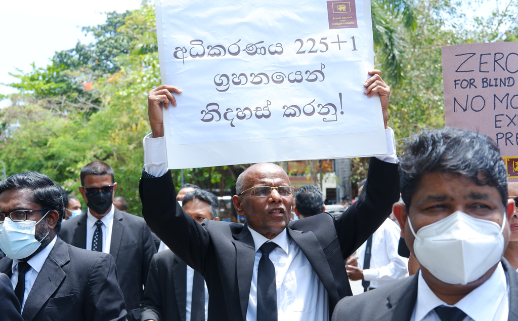 WedabimaL's tweet photo. Lawyers protest in support of the people's struggle..
#GoHomeRajapakshas #BREAKINGNEWS #Economics #පන්නමු #EconomicCrisisLK #GoHomeGota #SriLankaProtests #giveusourmoneyback #SaveSriLanka #SriLankaCrisis #Srilanka #currentcut #nocurrent https://t.co/UHIVIblzM7