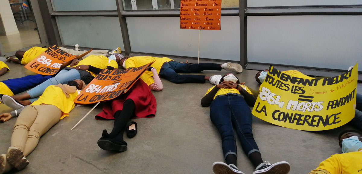 Sophbaillon's tweet photo. #AFRAVIH2022

Encore aujourd'hui, 1 enfant meurt du #sida toutes les 5 minutes. Die-in avant la cérémonie d'ouverture de la conférence pour demander un accès universel et équitable aux traitements pour lutter contre le #VIHPédiatrique. https://t.co/svBGTm58Lj
