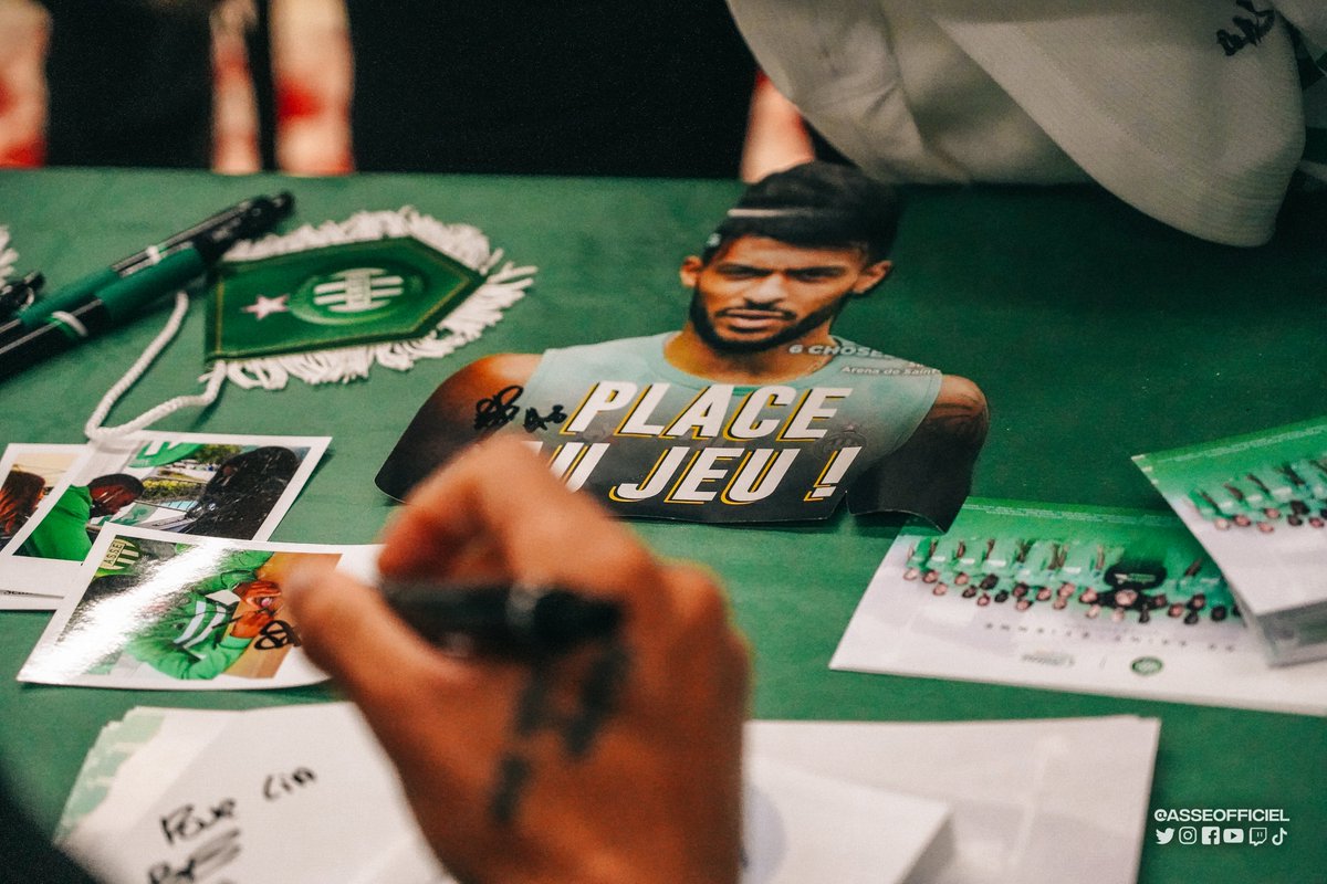 Le sourire des enfants et les encouragements des plus grands 💚

Vous avez jusqu'à 18h30 pour retrouver <a href="/BouangaDenis/">BouangaDenis</a>, <a href="/sakobakary26/">Bakary Sako</a> et Yvan Neyou au Casino Saint-Étienne Nord ✍️