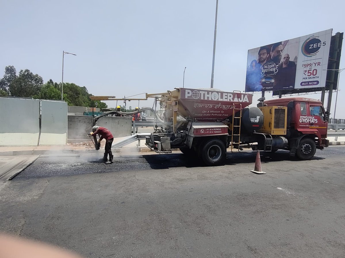 pothole_raja's tweet photo. Today we spent sometime at @BLRAirport
80% less emissions than any other method that exists for road repair work.
In line with @BLRAirport's vision of using sustainable solutions for road infra
#potholefixing
#ecofriendlysolution
#technology https://t.co/roxDVKL5qJ