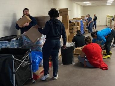 KeystoneFTBL's tweet photo. A day well spent helping Child Hunger Outreach Partners provide food for local students for the weekend through their backpack program!

Thanks for having us! 
 #GiantsInTheCommunity https://t.co/AdKETELpF7