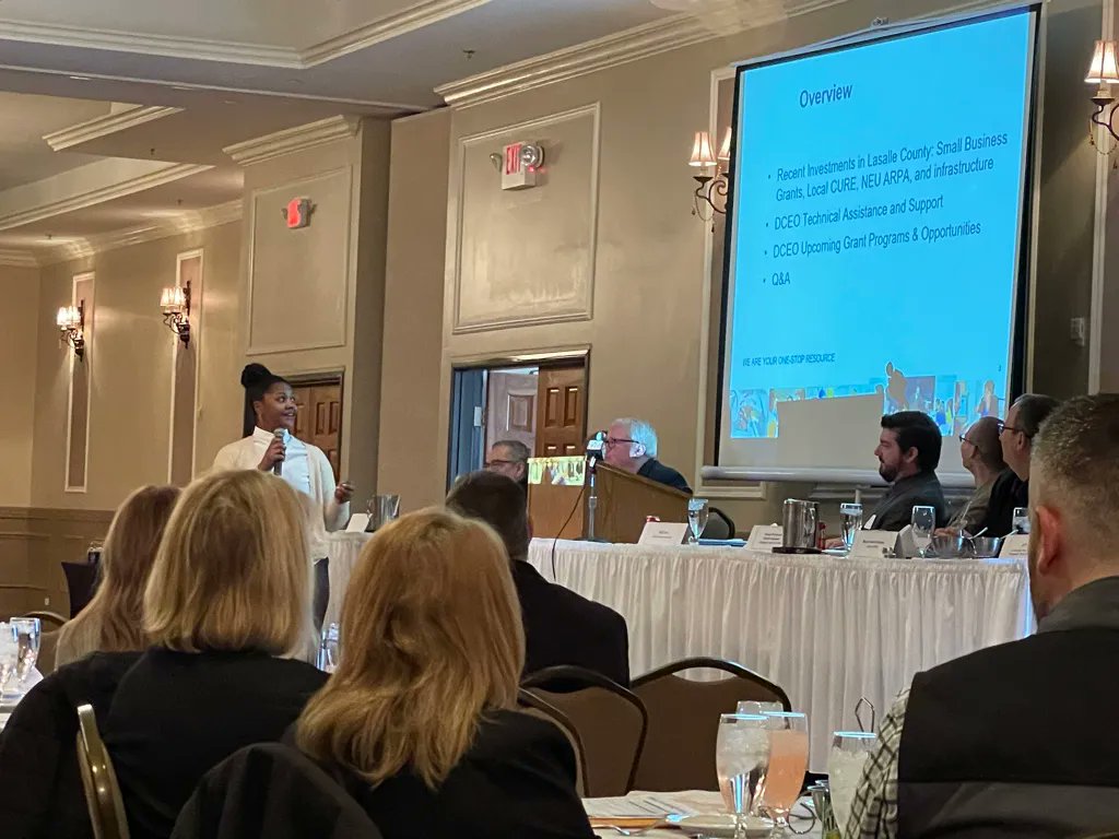 SenatorRezin's tweet photo. Last week my staff was lucky enough to attend the Illinois Valley Chamber of Commerce's State of the Cities Luncheon.  The girls couldn't stop talking about how incredible all of you Mayors are and the dessert...  
LOL😋 #38thSenateDistrict #StateoftheCities https://t.co/uqMs2cLbVP