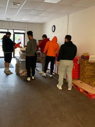 KeystoneFTBL's tweet photo. A day well spent helping Child Hunger Outreach Partners provide food for local students for the weekend through their backpack program!

Thanks for having us! 
 #GiantsInTheCommunity https://t.co/AdKETELpF7