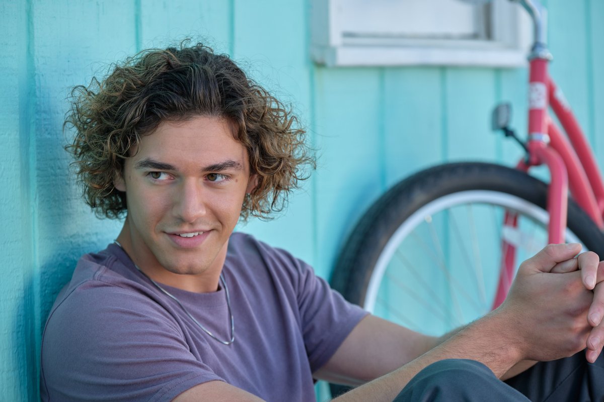 NetflixTudum's tweet photo. Summer plans may change, but this summer love is forever. 💙☀️ ALONG FOR THE RIDE will now debut on Netflix on May 6! https://t.co/4daTedKYfn