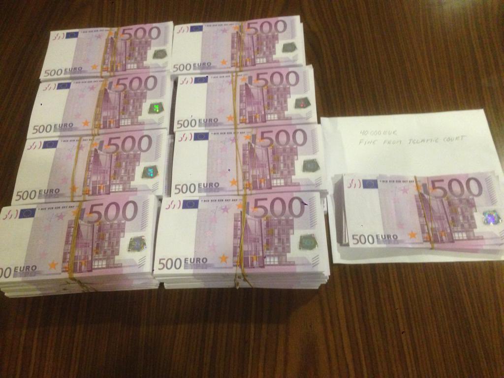 I 2014 blev Daniel Rye forhandlet fri fra IS-fangenskab for 2.040.000 euro. Det var britiske jihadister der holdt ham i deres varetægt sammen med 23 andre udlændige. To af dem er stillet for en domstol i USA. Og fra i morgen kan du lytte vores podcast “Opgøret”.