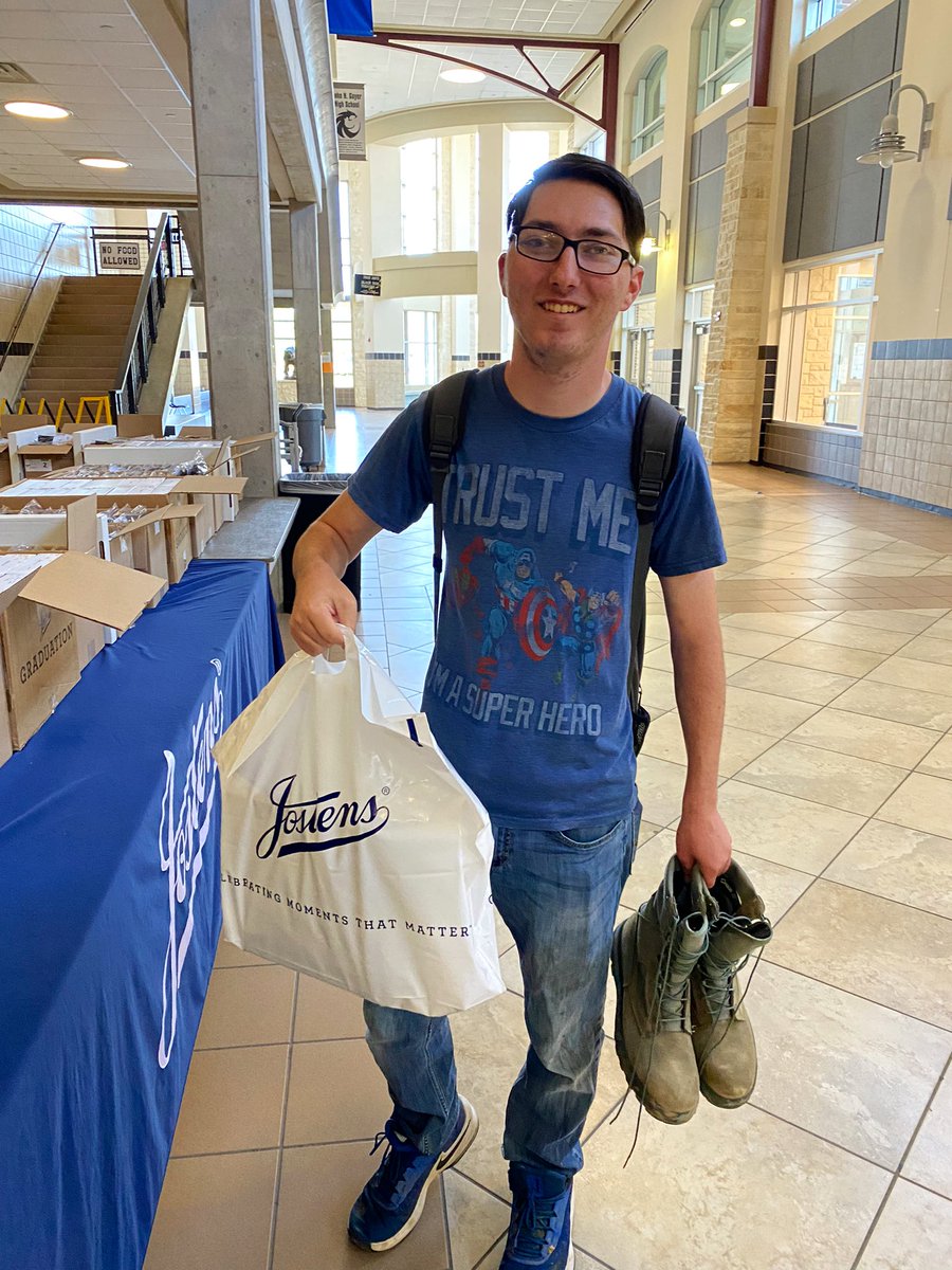 JostensJRay's tweet photo. Mr. Rogers was the first of many Guyer Wildcats having a great day as they pick up their #GraduationEssentials #Classof2022 πππ
He couldnβt wait to get to PT for Seal Training and we couldnβt be more excited for him and grateful for his future service to our great country! πΊπΈ https://t.co/PDUKxhGZbN