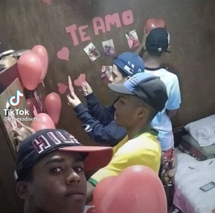 raiodd's tweet photo. como é namorar comigo em 4 imagens https://t.co/oHNCBp3zE1