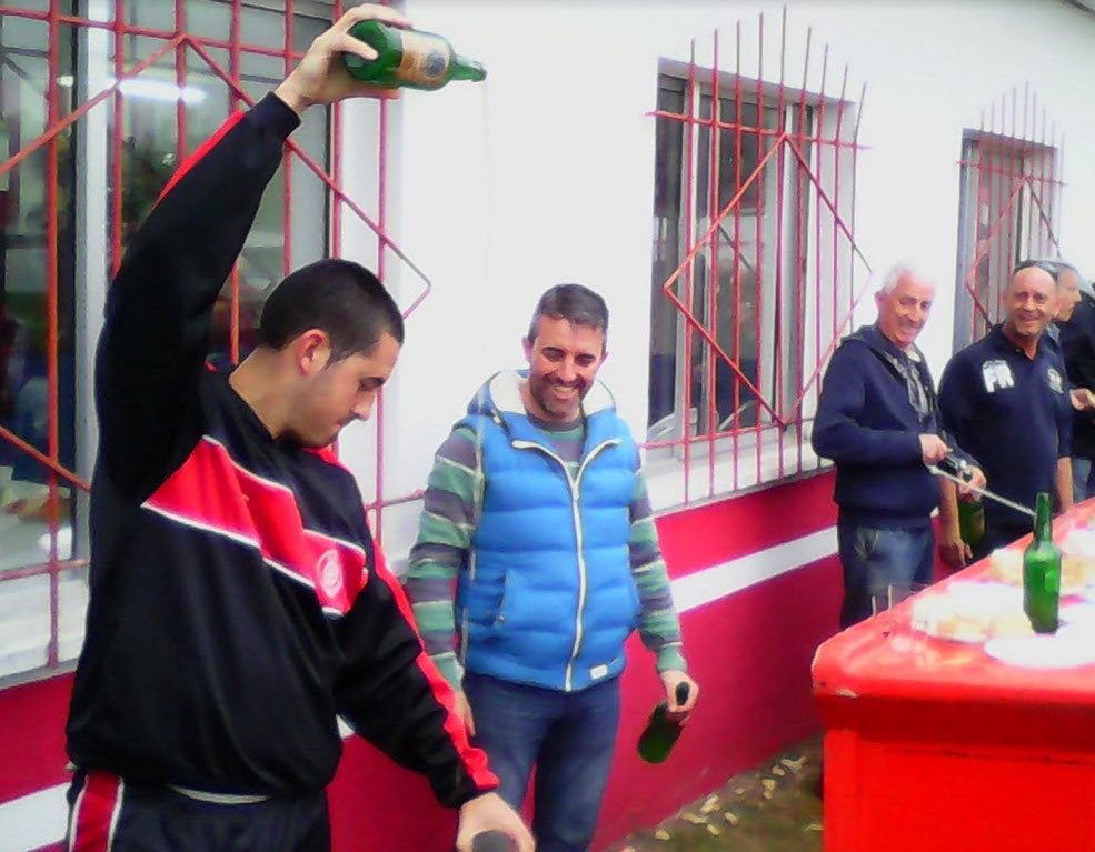 outofcontextLBU's tweet photo. El sidrero de malvin alto en tierras de  Navia 🍾 Asturias/ 🇪🇸 🇺🇾 https://t.co/uF6pKT8lxo