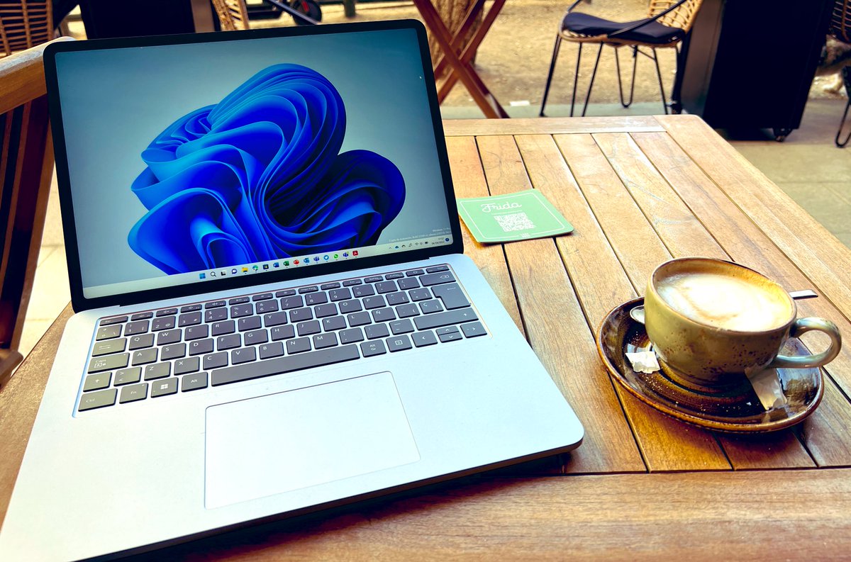 LanderoTech's tweet photo. This is the real #HybridWork! ☕️
#SurfaceLaptopStudio #Surface #Microsoft #TrabajoHíbrido #LaptopStudio https://t.co/ydQ0EsmLsf