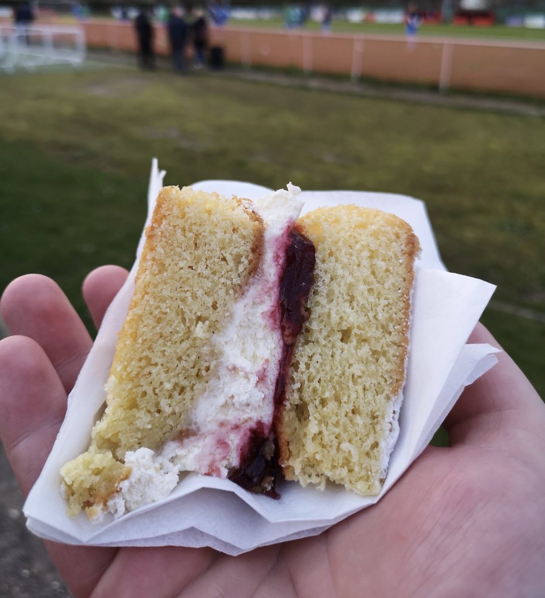 FootyScran's tweet photo. Victoria sponge at Fareham Town (@farehamtownfc) 

💷 £1 https://t.co/OWu9j9KgEo