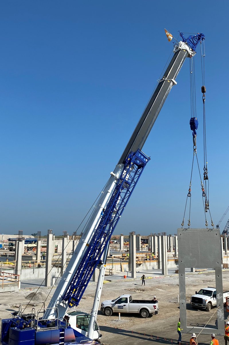 TadanoGroup's tweet photo. The versatile GTC-900 is amazingly powerful for a sub-100-ton teleboom crawler. It features 90 US tons of capacity, 141’ 1” of boom and excels with pick-and-carry, foundation, out-of-level and lift work. #Tadano #Cranes https://t.co/tr1ImXzM4B