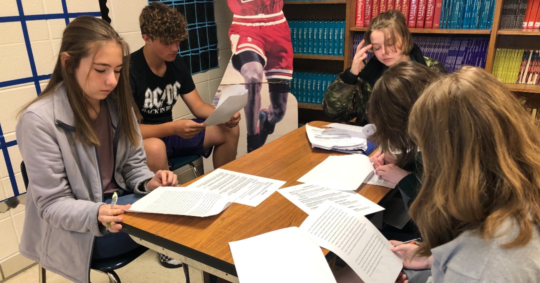 ReedsSpringHS's tweet image. English I students are working hard on their essays as they peer review their writing. #WolvesatWork #WordyWednesday #CollegeReadyWriters #WorldClassWriters #AcademicExcellence #ONEwiththePACK