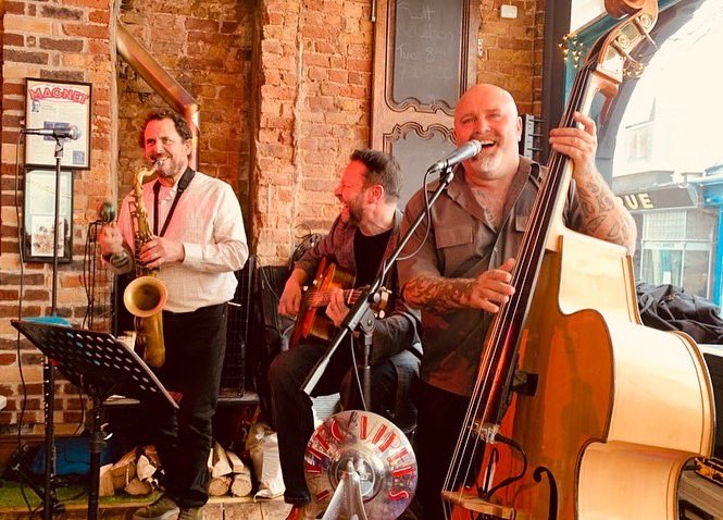 A great time playing for everyone on Sunday at @Themagnetmicro1 here’s a selection of faces that were pulled during the gig To hire the band for an event please email us at metrovipers@gmail.com #swingjazz #acousticguitar #doublebass #clarinet #saxophone #kent #livemusic