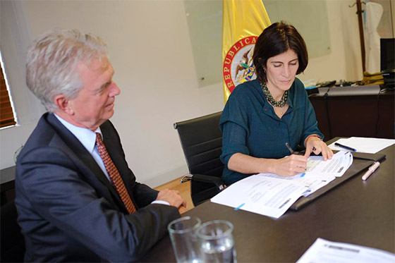 DNP_Colombia's tweet photo. La directora del #DNP, @aleboterob y el ministro de Infraestructura y Agua de los Países Bajos, @markharbers, firmaron Memorando de Entendimiento que refuerza la cooperación bilateral en materia de gestión hídrica.
Conozcan acá los detalles >> https://t.co/DaMmH8Vlvl https://t.co/7ni8QqJXg2