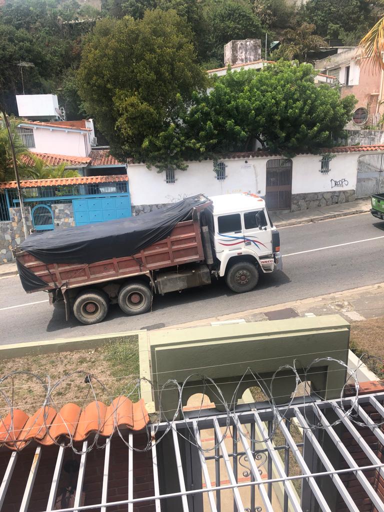Asosanluis_V's tweet photo. Durante la semana se ha reportado varias veces a @PoliBaruta que se ha visto de 3 a 4 camiones subir y bajar por Calle San Luis, vía donde está prohibido el paso de vehículos pesados (tal como se ve en la señalización)

@AlcaldiaBaruta @darwingonzalezp https://t.co/wIxWmc4rNw