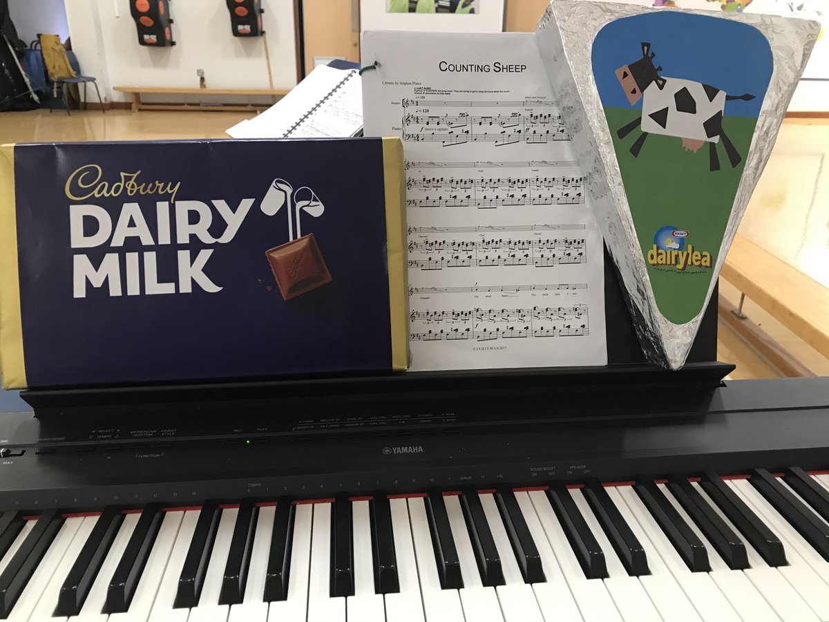 alicebeckwith's tweet photo. Felt a little peckish at this afternoon's dress rehearsal... #snappyoperas @mahoganyopera https://t.co/vCFgqqGoJb