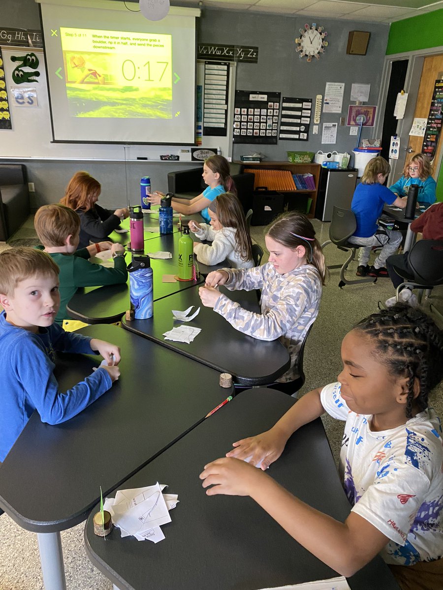 MrsO2ndGrade's tweet image. Working on discovering why there is sand at the beach with @Mystery_Doug 🪨🏖#makesciencefun #osagegreendevils