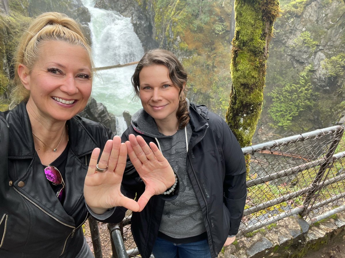 tarastravels's tweet photo. @MyPeakChallenge @SamHeughan How about duel #peakerhands? ππΌπ#peakersisters #peakerfun @MyPeakChallenge @SamHeughan https://t.co/gld7xmfwEm