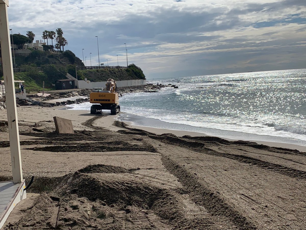 JCMartinTorres's tweet photo. 🚜 Una vez amainado el temporal iniciamos sin descanso los trabajos de reparación de los daños ocasionados, hemos llevado a cabo un gran despliegue de medios y recursos para intentar acondicionar nuestras playas 🏖 de cara a la próxima Semana Santa.

Concejalía de Playas 💪💪🍊🍊 https://t.co/5WMhNRvcBu