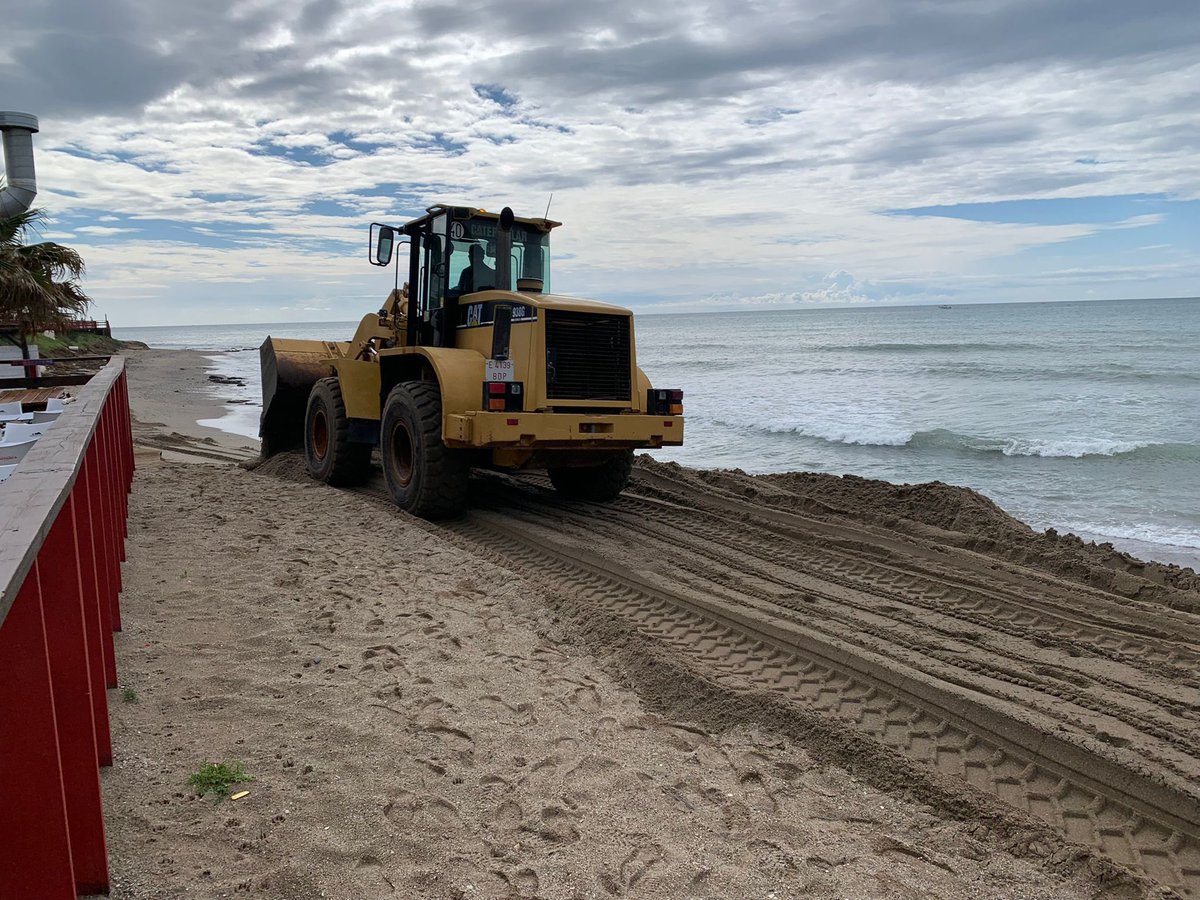 JCMartinTorres's tweet photo. 🚜 Una vez amainado el temporal iniciamos sin descanso los trabajos de reparación de los daños ocasionados, hemos llevado a cabo un gran despliegue de medios y recursos para intentar acondicionar nuestras playas 🏖 de cara a la próxima Semana Santa.

Concejalía de Playas 💪💪🍊🍊 https://t.co/5WMhNRvcBu