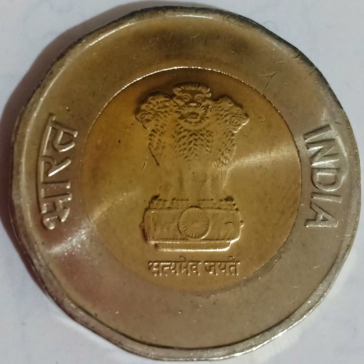 mckalra's tweet photo. A 20 Rupee Coin from the Mumbai Mint. The obverse side's design has Hindi/English denomination flanked by the date/mint mark. The reverse is the Lion Pillar Emblem with the motto "सत्यमेव जयते" at the pillar's base and "भारत/India" flanking the Lion Pillar.
 #coins #numismatics https://t.co/uh5L1EEEuB