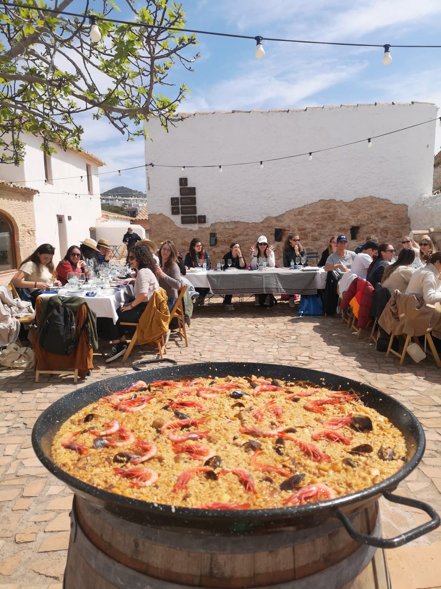 SFGarrafPenedes's tweet image. Els estudiants de la @unisg_official (Universitat de les Ciències Gastronòmiques gaudint de la cuina de pescadors de @fishermensitges després de visitar el Cente d’Interpretació  @malvasia_sitges #slowfood #slowfoodmovement #slowfoodeducation