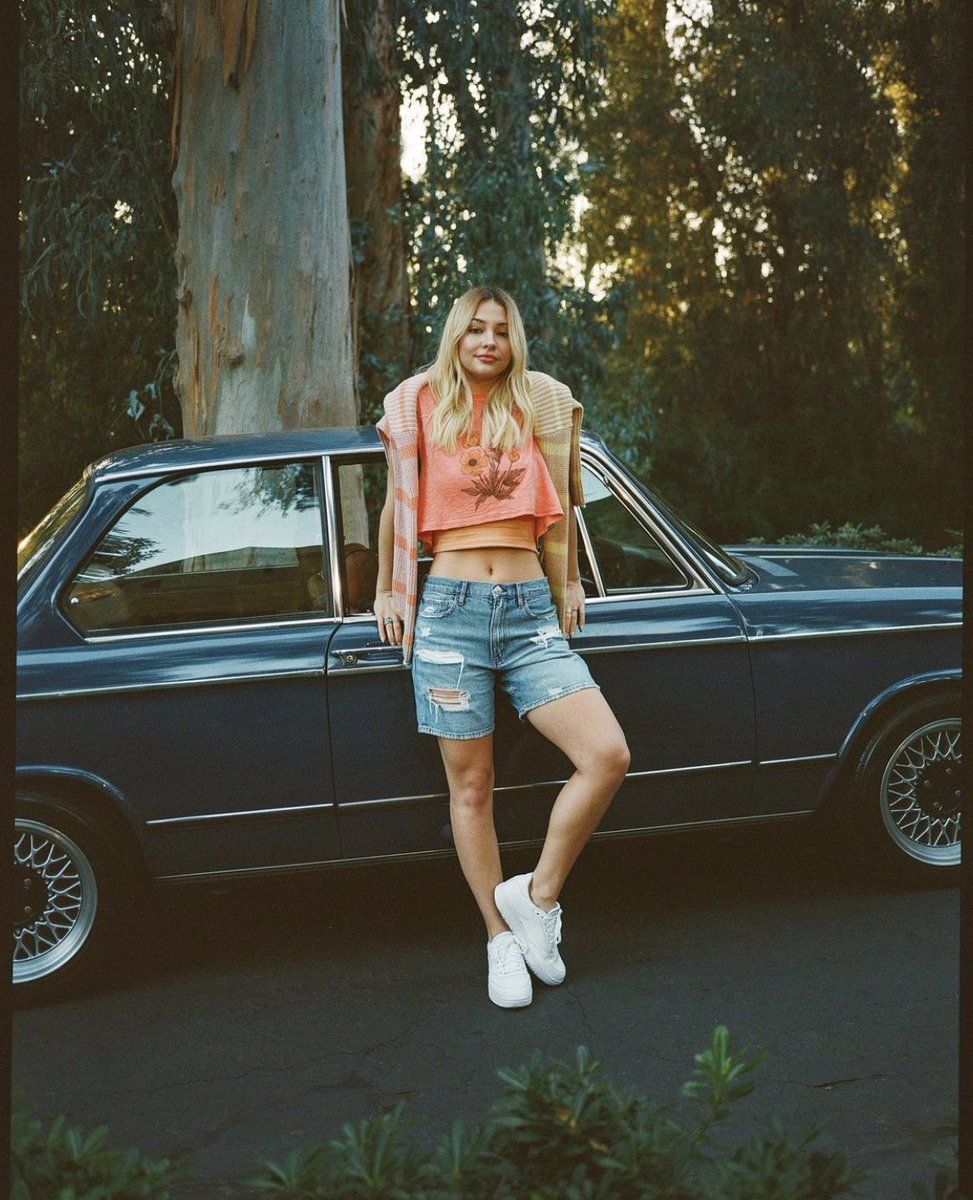clineearchive's tweet photo. madelyn cline for american eagle https://t.co/XnhMspaRlt