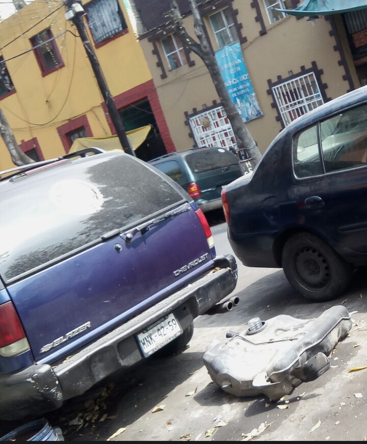 JosePepeflom's tweet photo. @marvinhamm @AlcCuauhtemocMx ASI ES PURAS MENTIRAS,PARA MUESTRA CALLE SOTO ENTRE SOL Y CAMELIA,INVADIDA D BASURA,ESES FECALES,ACEITES,AUTOS CHATARRA,PASAN LOS INSPECTORES PERO NADA MAS POR SU MORDIDA,EJEMPLO VIVO QUE LA LEY SE COMPRA Y QUEDA CLARO QUE EL DAR MORDIDA A LOS INSPECTORES ES COSA D TODOS LOS DIAS https://t.co/pTOaQDrzsS