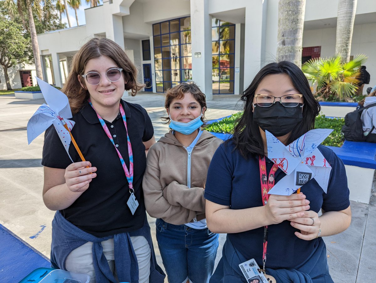 @APShabsels_WCY @browardschools @suptvcartwright @mrhhamm @BCPSChiefOSPA @DrFlem71 @ChoozPeace @reimagine_bcps 
Peer Counselors creating and placing Pinwheels for Prevention of Child Abuse and Awareness.
#expecttoexcel #youngknights #Blue4BrowardAware   #Blue4Prevention