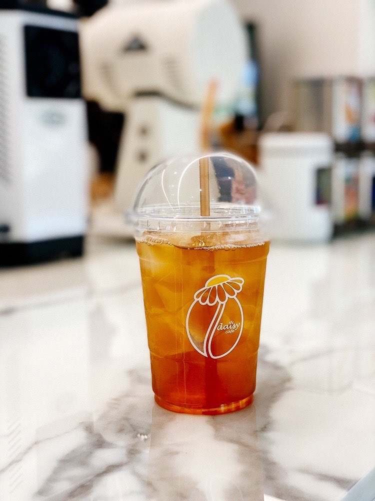 endaid's tweet photo. DAISY Cafe’
Tea for you &amp; Soda for me 🍹

🍑Peach Tea (70.-) รสจางๆ แอบเหมือนชาลิปตันนิดนุง
🍋Lychee Lemon Soda (70.-) สดชื่นมากกกกกก ชอบมั่ก เดินข้างนอกร้อนๆมา เหมือนได้ต่อชีวิต 🤩

📌 https://t.co/dtNGunkEjC

#รีวิวคาเฟ่ #คาเฟ่ #คาเฟ่กรุงเทพ #cafe https://t.co/3ixLEAdoRk