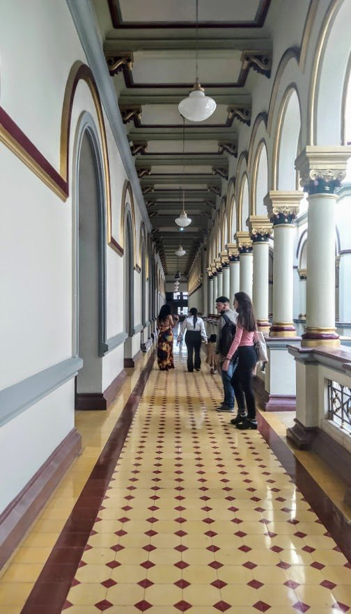 ProfeSpitaletta's tweet photo. Corredor del antiguo Palacio Nacional, en cuyos pisos cuarto y quinto hay 45 galerías de arte. Un nuevo lugar de arte y encuentro cultural en Medellín. https://t.co/gRN218AFd6