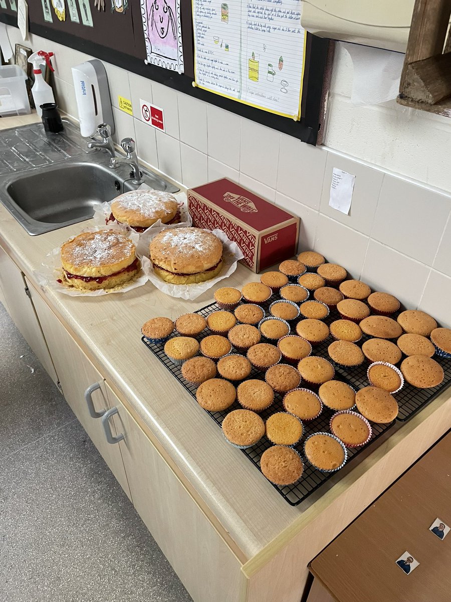 DeltaGreengates's tweet photo. #Year4GG have had a fantastic (but stressful) day #baking today! We made #VictoriaSpongeCakes and buns (decorating tomorrow) ready for the Easter Fair!!
#Easter #Food #Technology #GBBO #TeamGG #TeamGGbaking #delicious https://t.co/10Ef6Rq0rz