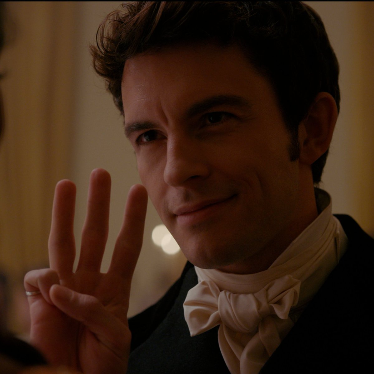NetflixPT's tweet photo. O Visconde passou por aqui para relembrar os esquecidos que Bridgerton já está confirmada para a 3ª e 4ª temporada. 🐝🐝 https://t.co/zeXDSKBICv