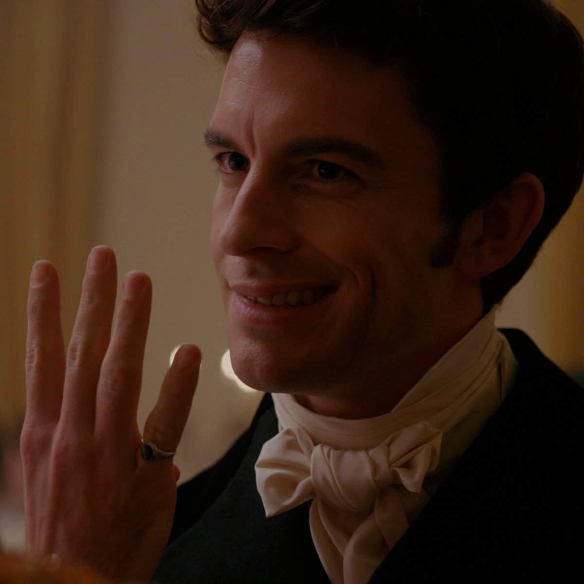 NetflixPT's tweet photo. O Visconde passou por aqui para relembrar os esquecidos que Bridgerton já está confirmada para a 3ª e 4ª temporada. 🐝🐝 https://t.co/zeXDSKBICv
