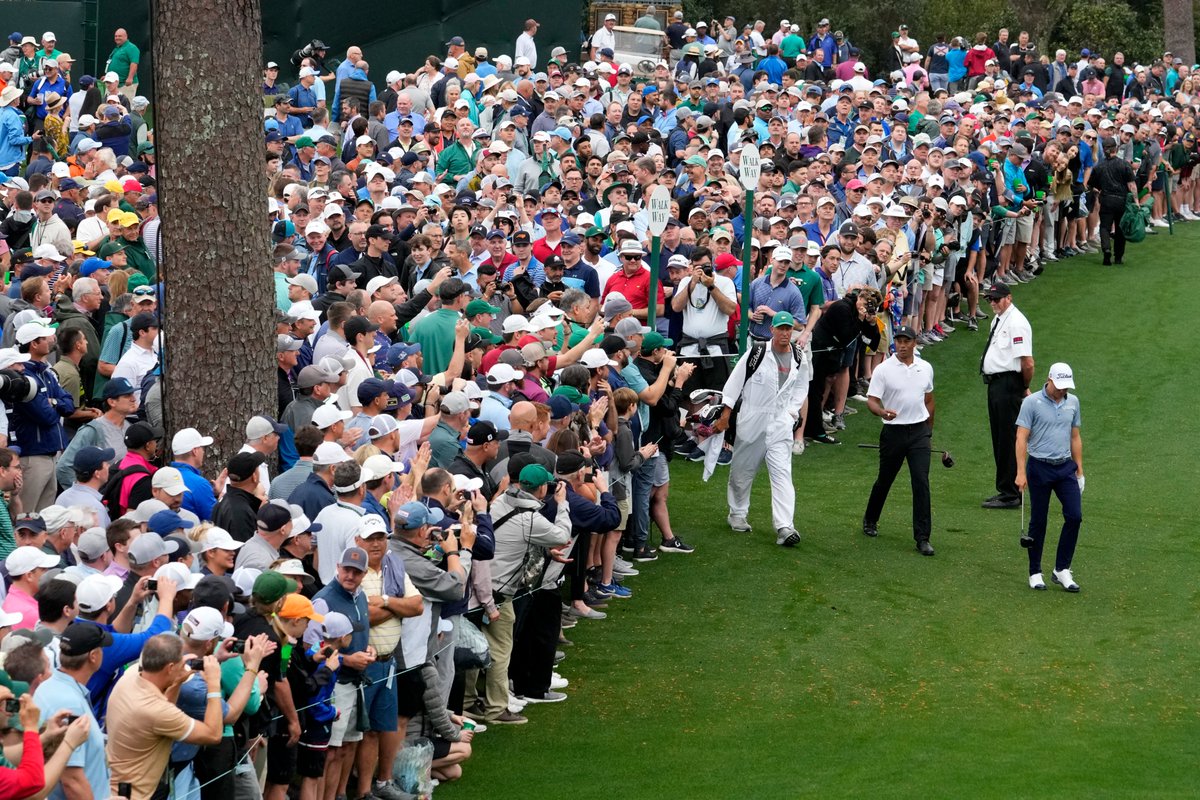 Pickswise's tweet photo. Think people are excited to see Tiger? https://t.co/ScvtqygEtt