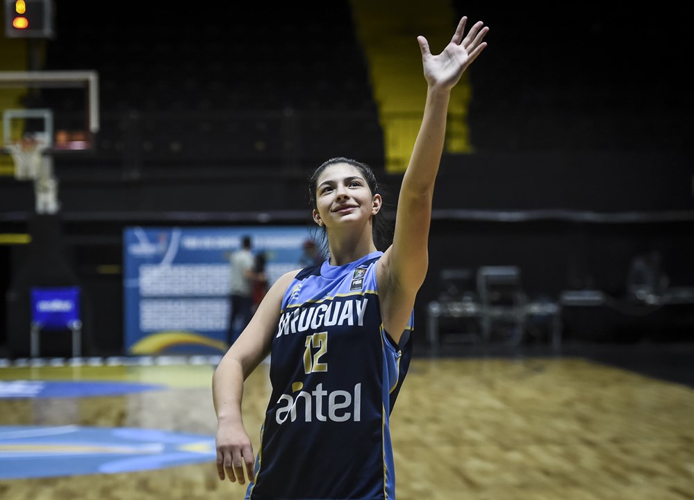 DESTINO: Semifinales ✈

Uruguay derrotó a Venezuela 57-45 y sacó boleto directo a las Semifinales del Sudamericano.

📝 @terevintosergio
📎 alerasuy.com/a-semis/