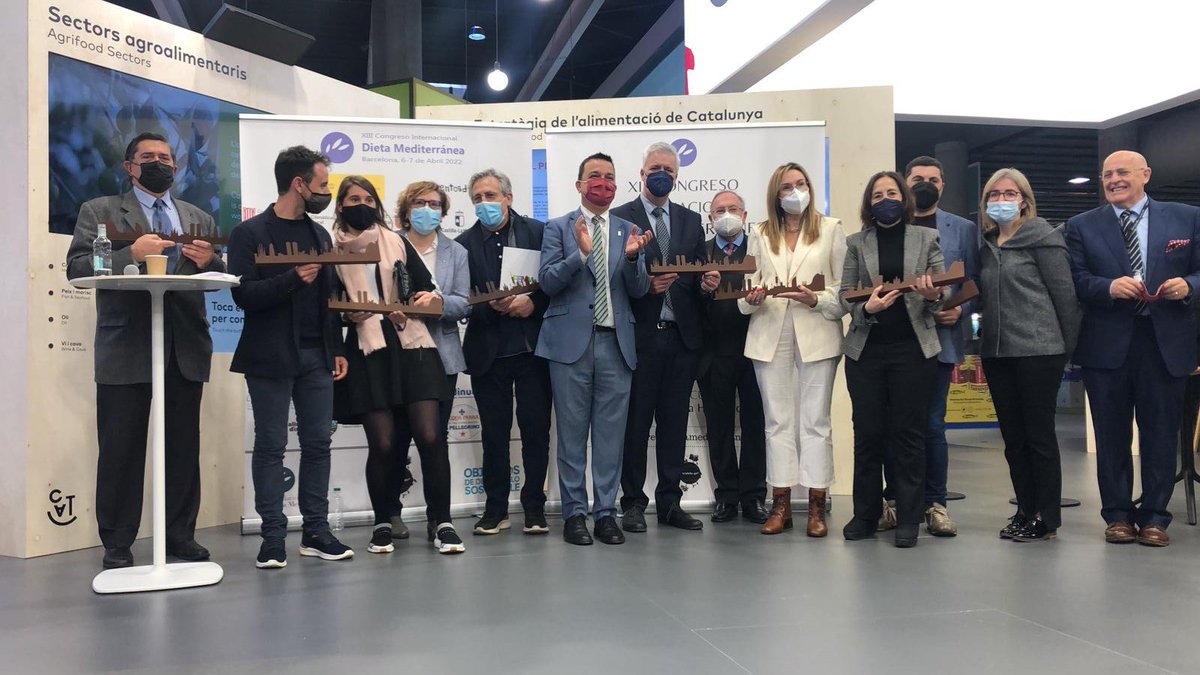 prodeCAT's tweet photo. A l'estand #CataloniaHUB es fa entrega dels Premis @dietamed.
Enhorabona als premiats❗️👏👏
🎙️@cristinajolonch @LVcomer
📰Mario Cañizal @RN_revista
👥Costa Brava Mediterranean Foods
🖱️#Bullipedia @ferranadria
💚#MercatsVerds @mercatsbcn
🧀#ACREFA
🍽️Restaurant @disfrutarbcn https://t.co/QgM00bsoFx