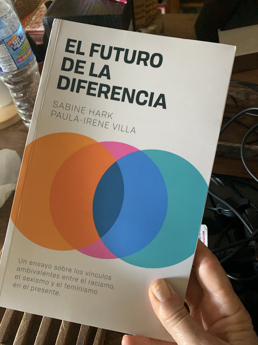 En manos! It’s a real book. @sabine_hark , gracias <a href="/roneoroneoroneo/">Roneo</a>