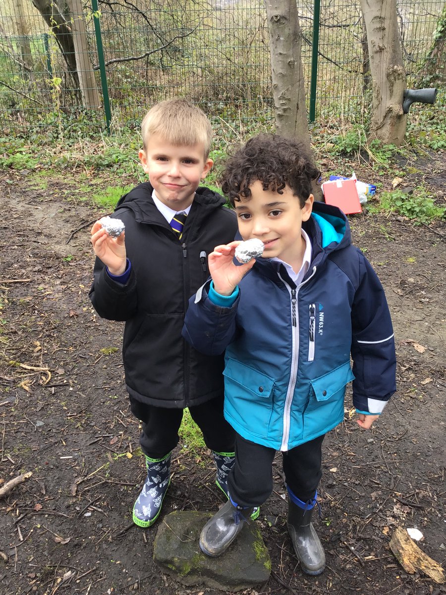 DeltaGreengates's tweet photo. #Year2GG had a great day visiting the moon. We started off with some strength training and prepared a picnic for the journey. On the moon, we collected rocks to bring back to Earth and used natural materials to create some artwork. #TeamGGhistory #TeamGGforestschool https://t.co/mnybeTGWfW